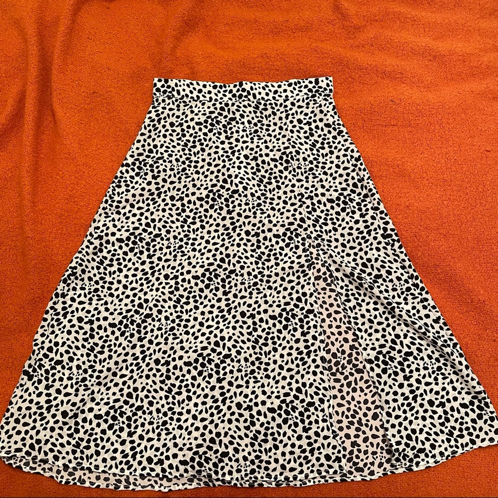 🔘🔘🔘leopard print mid length skirt with long slit size small🔘🔘🔘